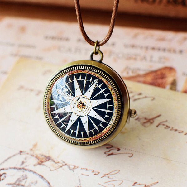 WayFinder unisex vintage džepni sat s motivom kompasa kao idealan poklon za ljubitelja avanture u prirodi.