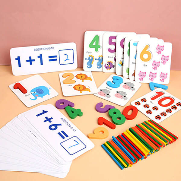 Edumatics set sastoji se od niza šarenih štapića, drvenih brojeva te plastičnih dopunskih i flash kartica.